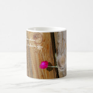 caneca de café com flor onde o deus o planta