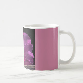 caneca de café com flor roxa
