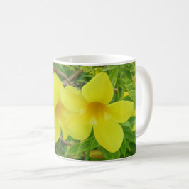 Caneca de café com flores amarelas