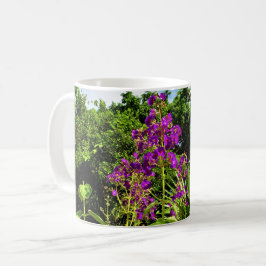 Caneca de café com flores roxas
