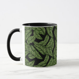 caneca de café com folhas da selva