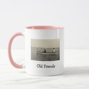 Caneca de café com foto antiga de amigos navegando