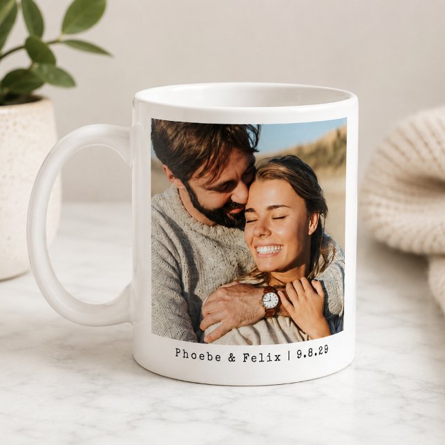 Caneca de Café com Foto de Casal | Xícara de Prese (Personalized couple photo mug with names and date for anniversaries and romantic gifts.)