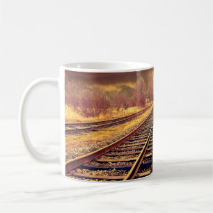Caneca de café com foto de trilhos de trem serenos