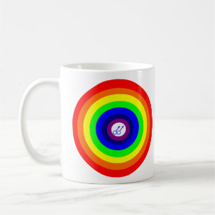 Caneca de café com homens gays em torno de um arco