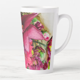 caneca de café com leite floral