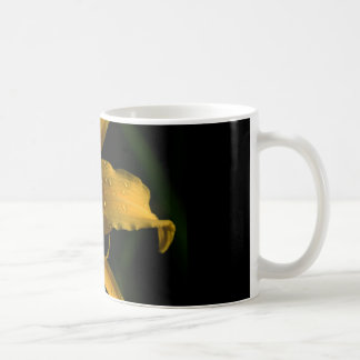 caneca de café com lírio amarelo