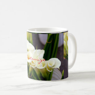 caneca de café com lírios