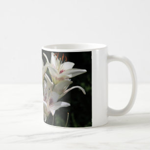 caneca de café com lírios brancos