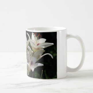 caneca de café com lírios brancos