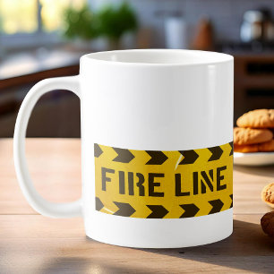 Caneca de café com listras amarelas e aviso de não