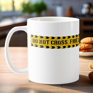 Caneca de café com listras amarelas e aviso de não