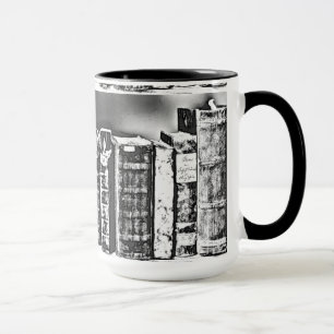 Caneca de Café com Livros Antigos na Prateleira