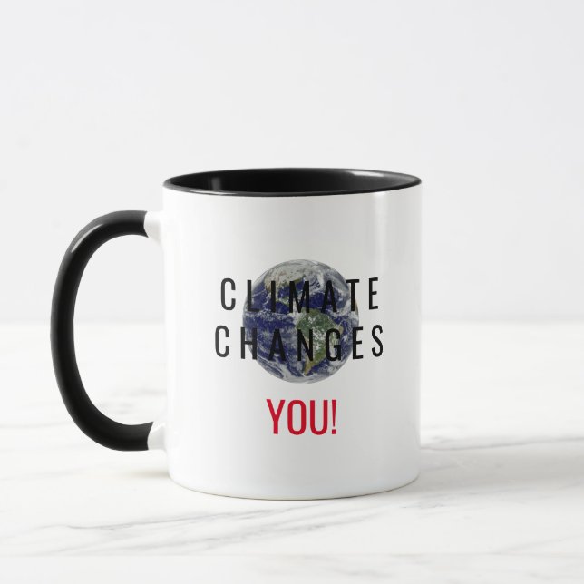 Caneca de café com mensagem de conscientização sob (Esquerda)