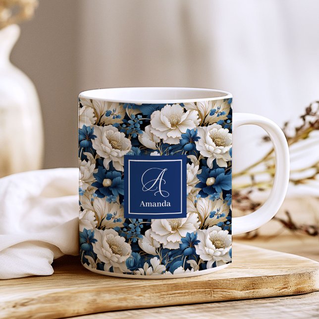 Caneca de Café com Nome Personalizado e Flores em  (Opulent Navy Blue Flowers Custom Name Coffee Mug)