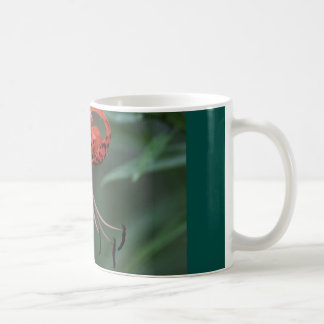 caneca de café com o lírio manchado laranja