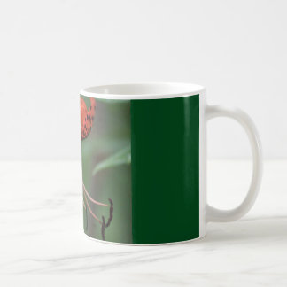 caneca de café com o lírio manchado laranja