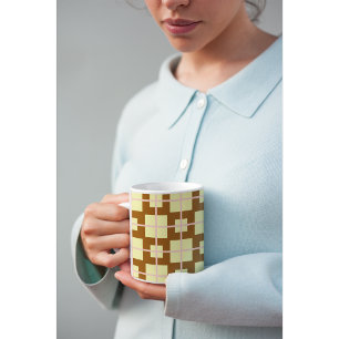 Caneca de café com padrão xadrez marrom e creme