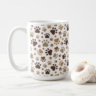 Caneca de café com pegada de pata lamacenta