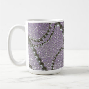 Caneca de café com pérolas e manchas metálicas de