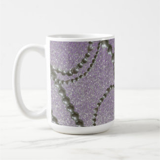 Caneca de café com pérolas e manchas metálicas de
