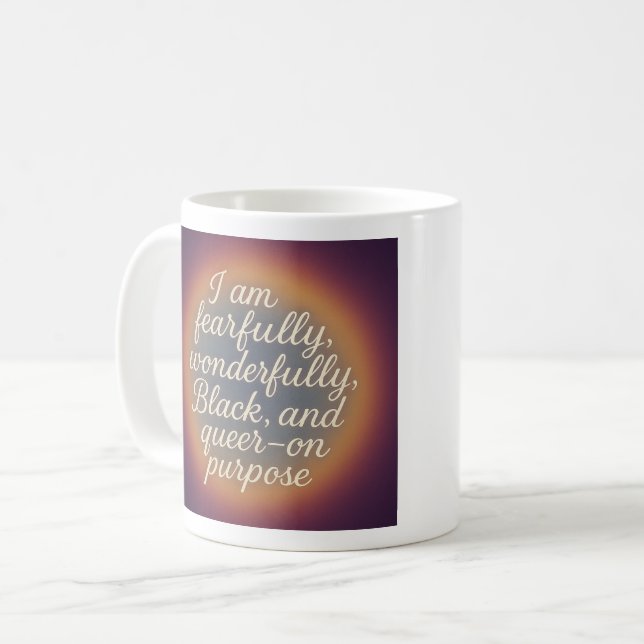 Caneca De Café Com Propósito: Preto, Queer e Divino (Frente Esquerda)