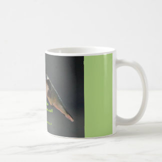 caneca de café com resto do colibri…