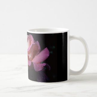 caneca de café com rosa do rosa