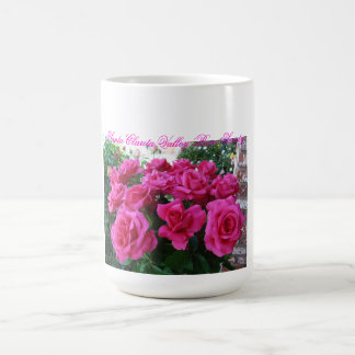 Caneca de café com rosas cor-de-rosa
