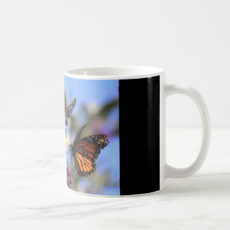 caneca de café com satisfacção da borboleta…