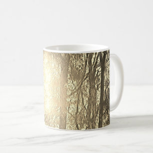 Caneca de café com sol e árvores