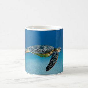 Caneca de Café com Tartaruga Marinha Nadando na Vi