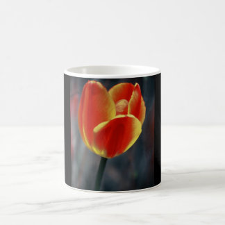 caneca de café com tulipa vermelha