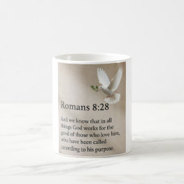 Caneca de café com versículo bíblico Romanos 8:28