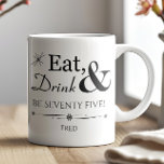 Caneca De Café Coma Bebida e faça setenta e cinco retrorreflector<br><div class="desc">Diga a todos o quanto você está orgulhoso de ter 75 anos com este retro engraçado coma,  beba e seja setenta e cinco canecas! Com o estilo do século médio preto-e-branco,  ele certamente ficará fabuloso em uma mesa ou mesa. É um presente de aniversário de 75 anos de excelente!</div>