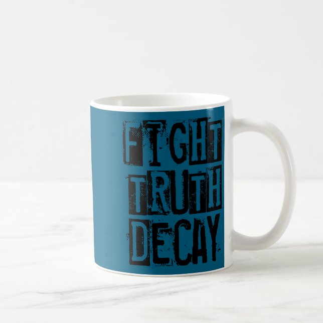 Caneca De Café Combater o Declínio da Verdade  (Direita)