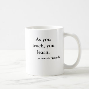 Caneca De Café Como você ensina, você aprende. , —Provérbio judai