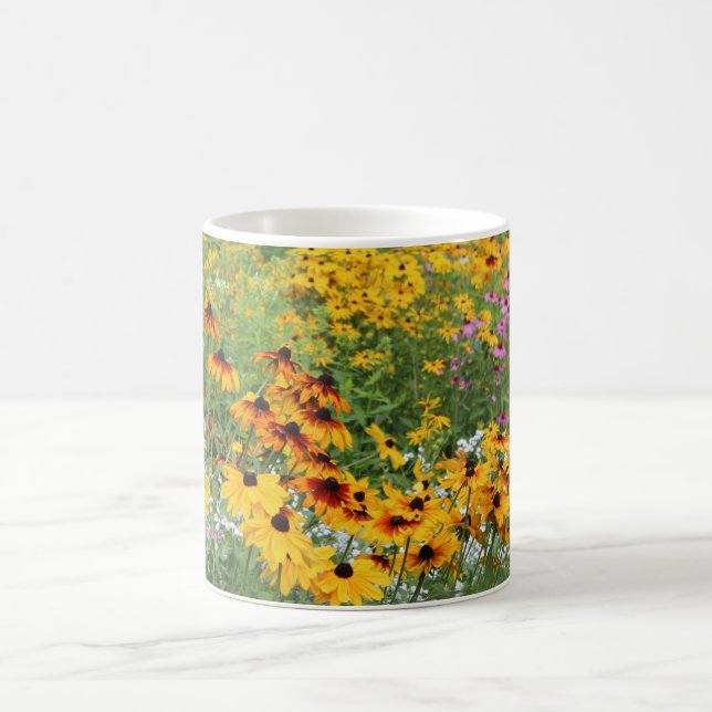 Caneca De Café Coneflowers ao longo de um caminho (Centro)