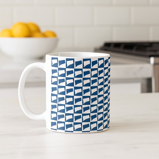 Caneca De Café Connecticut State Silhouette Pattern in Blue White (A mug with a blue and white pattern featuring the US state of Connecticut.)