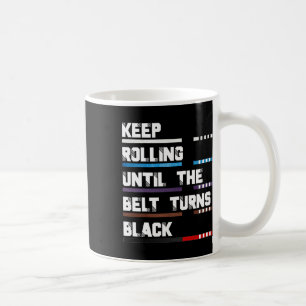 Caneca De Café Continue Rolando Até Que O Cinturão Torne-Se Negro