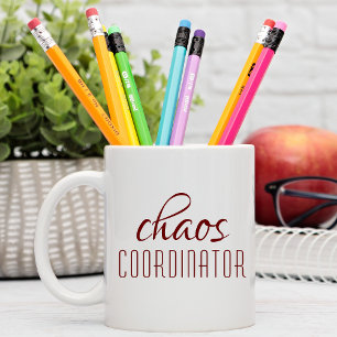 Caneca De Café Coordenador de Caos Citação Engraçada em Letra Bur