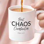 Caneca De Café Coordenador de Caos Personalizado<br><div class="desc">Sip em estilo com o Coordenador do Caos Typographics Coffee Mug! Essa caneca moderna e minimalista apresenta uma design de roteiro divertida que captura perfeitamente o espírito dos planejadores de eventos e mães que prosperam no caos, fazer-a como um presente ideal para qualquer um que malabarca as exigências do planejamento...</div>