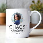 Caneca De Café Coordenador do Caos Personalizado Mug de Café Mode<br><div class="desc">Sip em estilo com o Coordenador do Caos Personalizado Mug de Café Moderno! Essa caneca moderna e minimalista apresenta uma design de roteiro divertida que captura perfeitamente o espírito dos planejadores de eventos e mães que prosperam no caos. É um presente ideal para qualquer um que se dedique às exigências...</div>