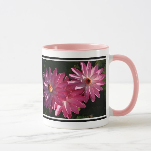 Caneca de café cor-de-rosa dos lírios de água (Direita)