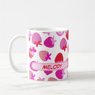 Caneca De Café cor-de-rosa no campo de morango no Verão, tropical