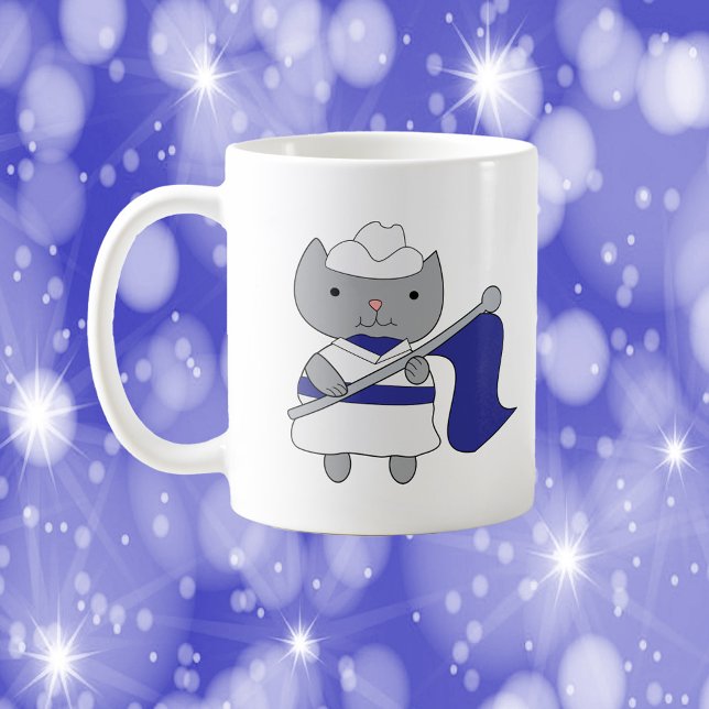 Caneca De Café Cor Guarda Azul e Branco (A mug with a cute cat dressed in a blue and white color guard uniform.)