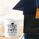 Caneca De Café Cor Personalizada de Ano da Classe de Graduação Mo<br><div class="desc">Criar uma caneca personalizada de graduação comemorativa personalizada e colorida com uma design de tipografia decorativa moderna para a CLASSE DE ANO. Todas as cores de texto, gráfico de boné de formatura e fundo são editáveis para mudar para cores escolares ou cores favoritas. A design duplicada em ambos os lados....</div>