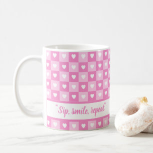 Caneca De Café Corações corações em branco com padrão rosa nome p