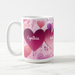 Caneca De Café Corações cortados em família em padrão com nome