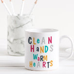 Caneca De Café Corações Quentes e Limpas Personalizados Coloridos<br><div class="desc">Caneca personalizada com tipografia química colorida que diz "mãos limpas corações quentes" de um lado e sua mensagem personalizada do outro. presente de excelente para seu professor,  enfermeiro ou lar.</div>